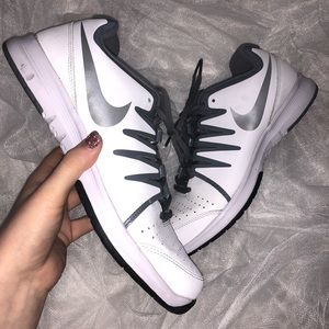 Nike Vapor Court tennis shoes